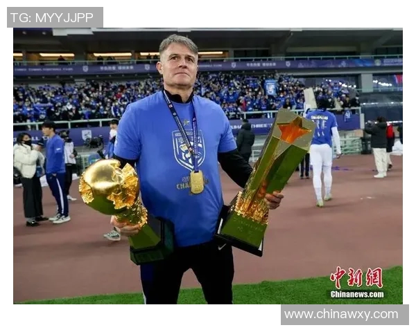 足球明星欢庆荣誉奖杯舞动激情展现无尽魅力与团队精神